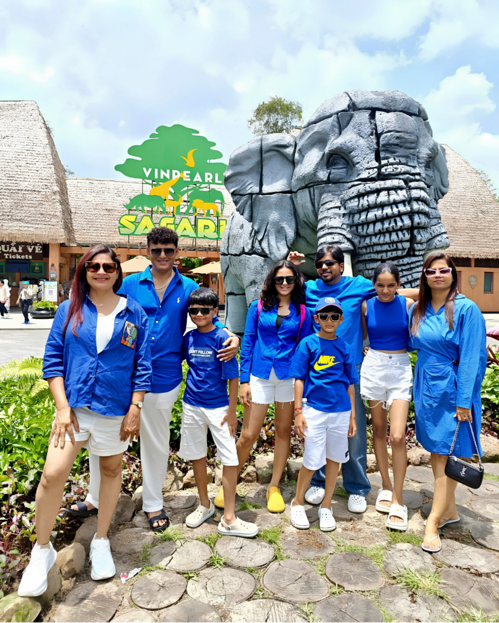 Kindtravel team with travellers